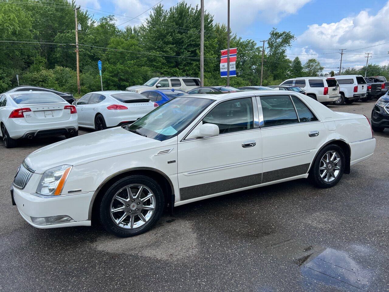 Used 2011 Cadillac DTS Luxury FWD image 3