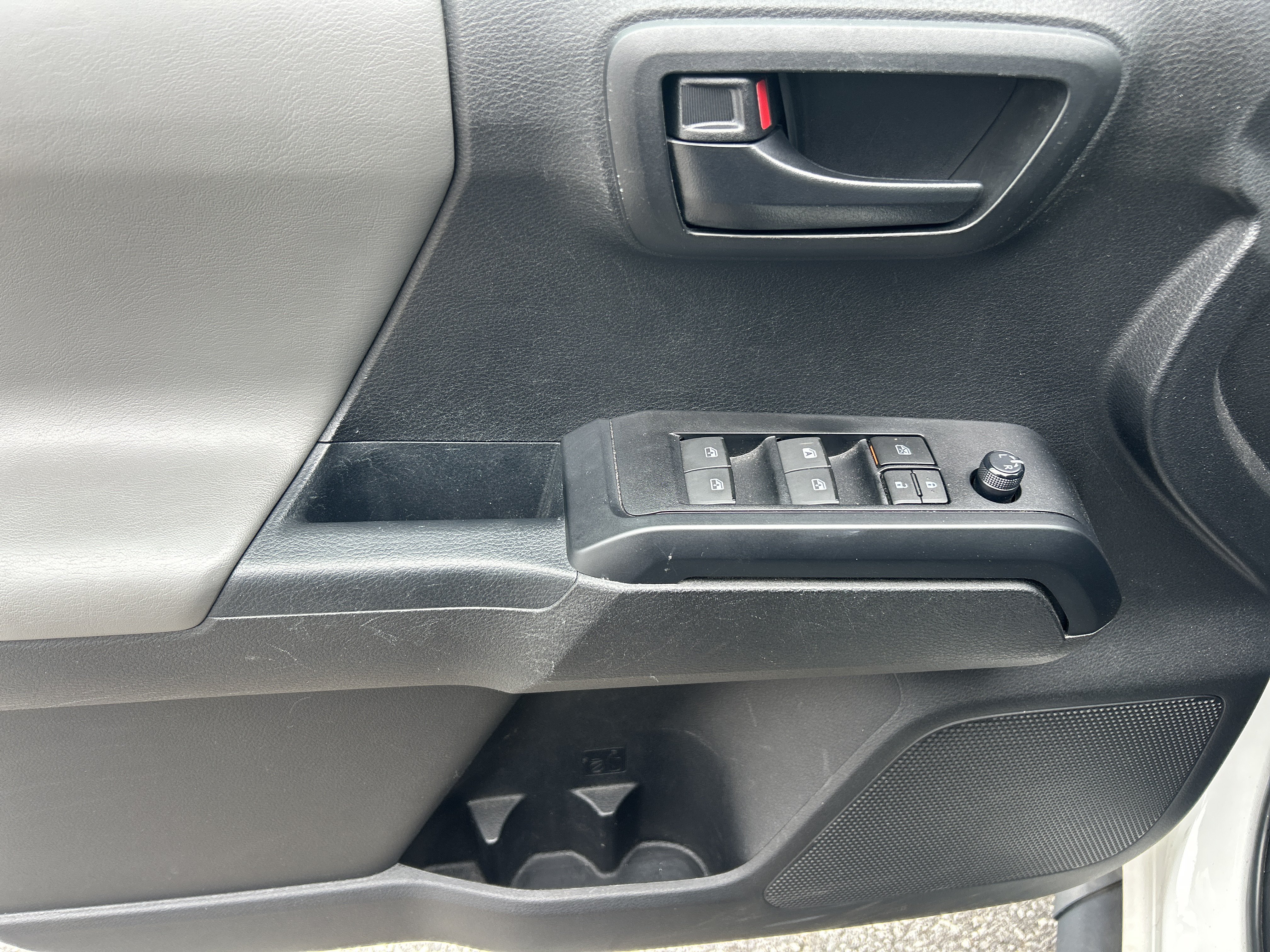 Used 2022 Toyota Tacoma SR w/ SR Convenience Package RWD image 33