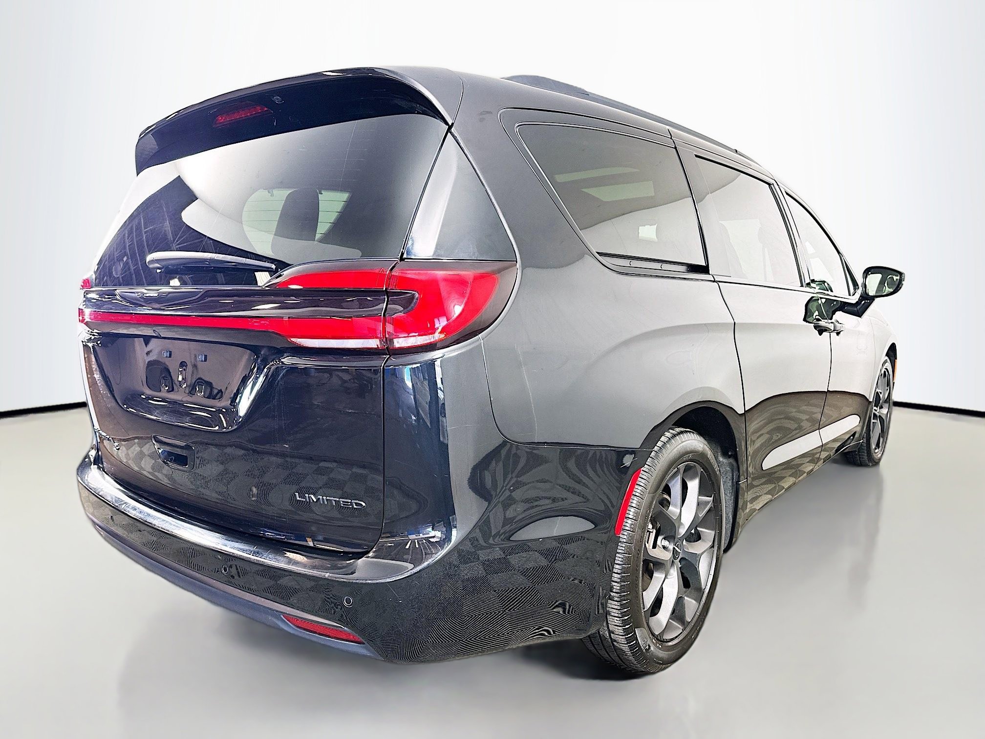 Used 2025 Chrysler Pacifica Limited FWD image 7