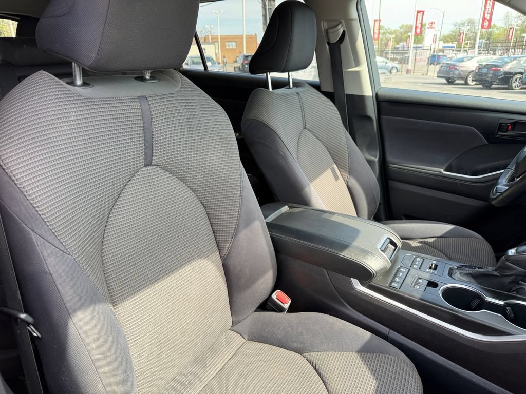 Used 2022 Toyota Highlander LE AWD/4WD image 18
