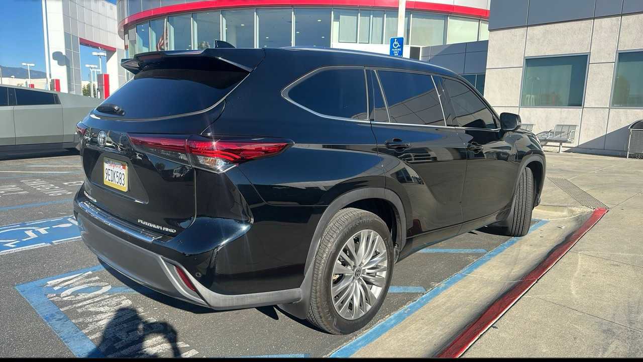 Used 2023 Toyota Highlander Platinum image 2