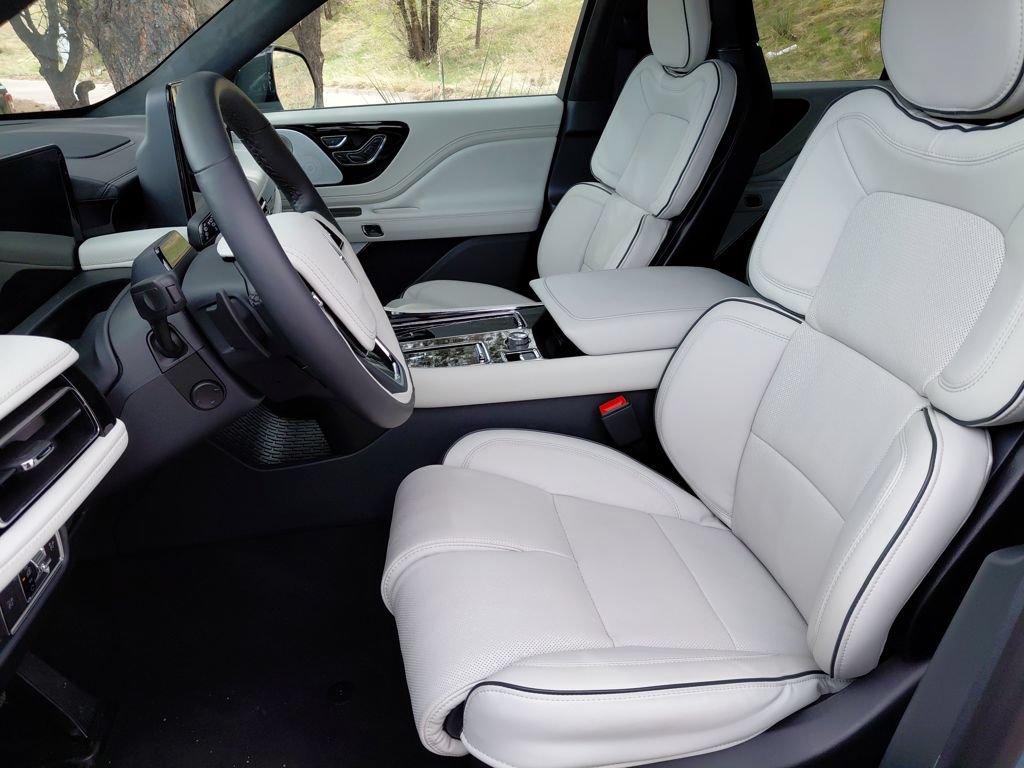 New 2026 Lincoln Aviator Black Label w/ Jet Appearance Package AWD/4WD image 24