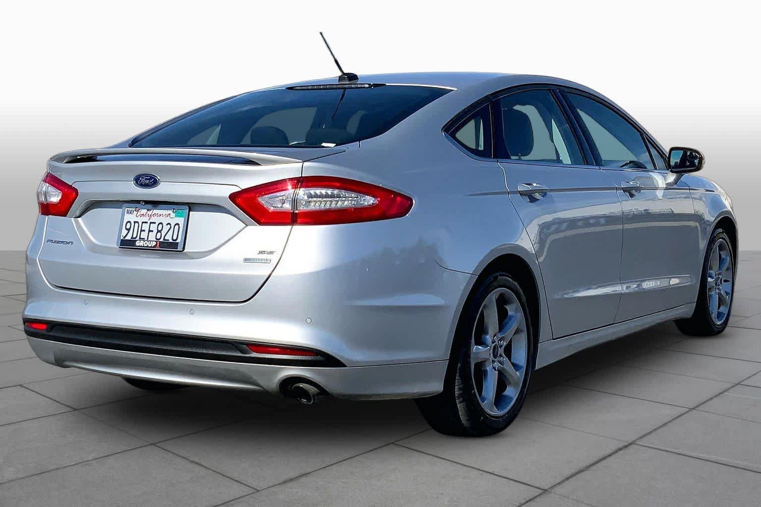 Used 2015 Ford Fusion SE FWD image 12