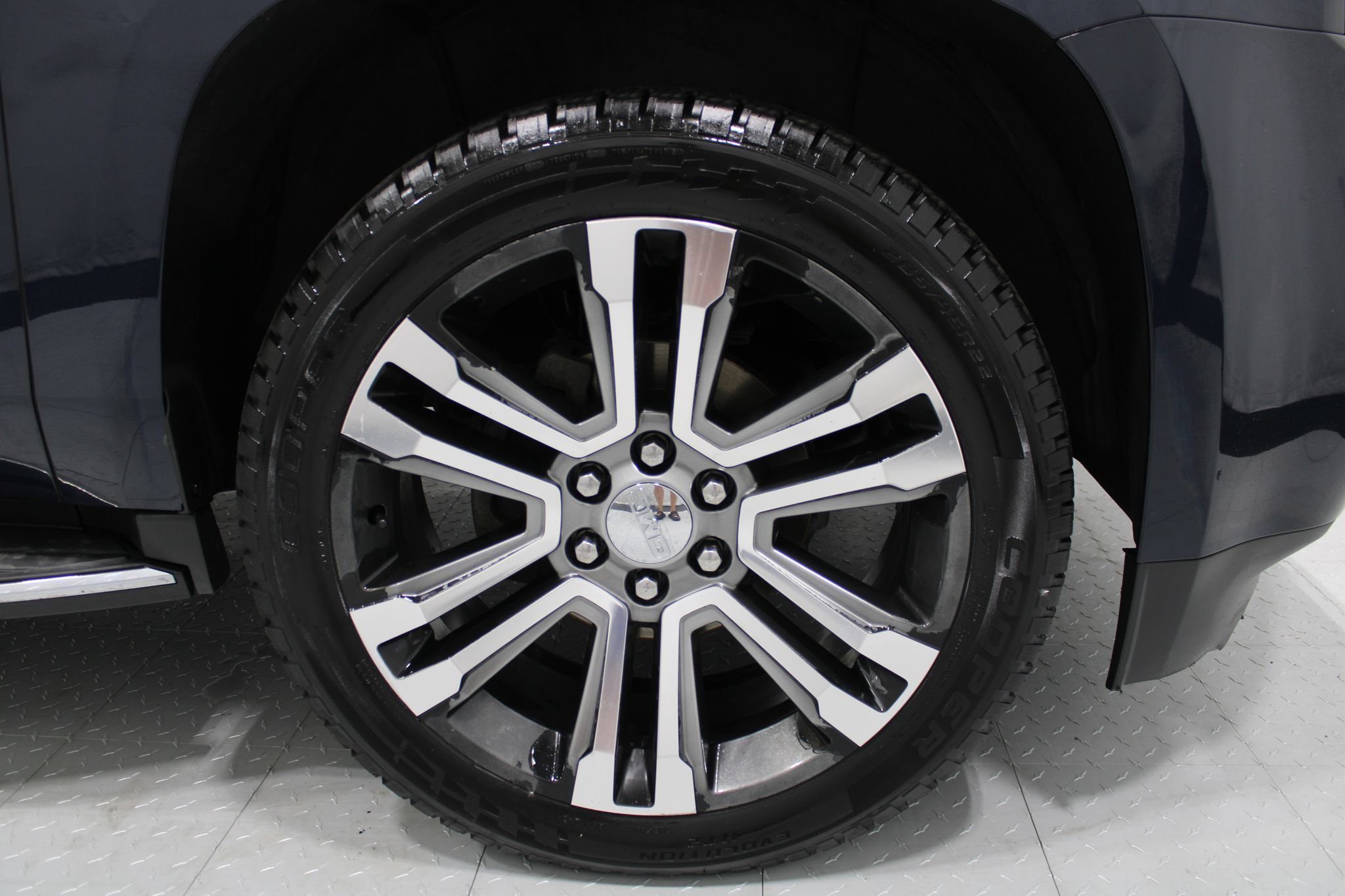 Used 2017 GMC Yukon Denali w/ Open Road Package AWD/4WD image 4
