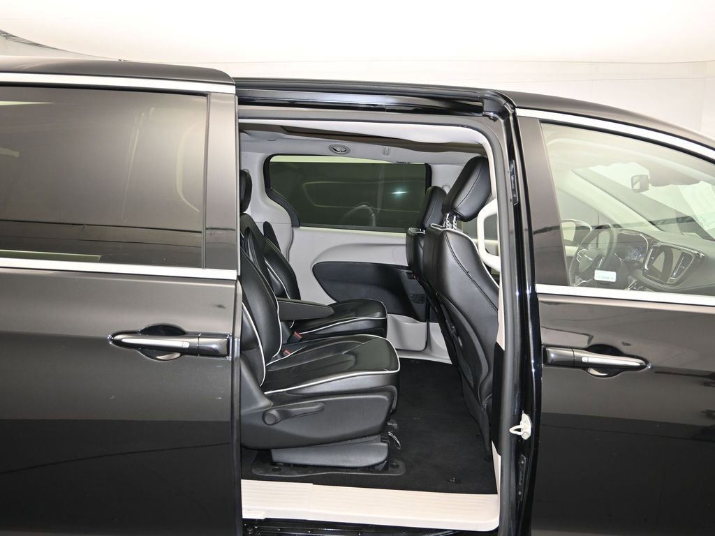 Used 2023 Chrysler Pacifica Limited FWD image 27