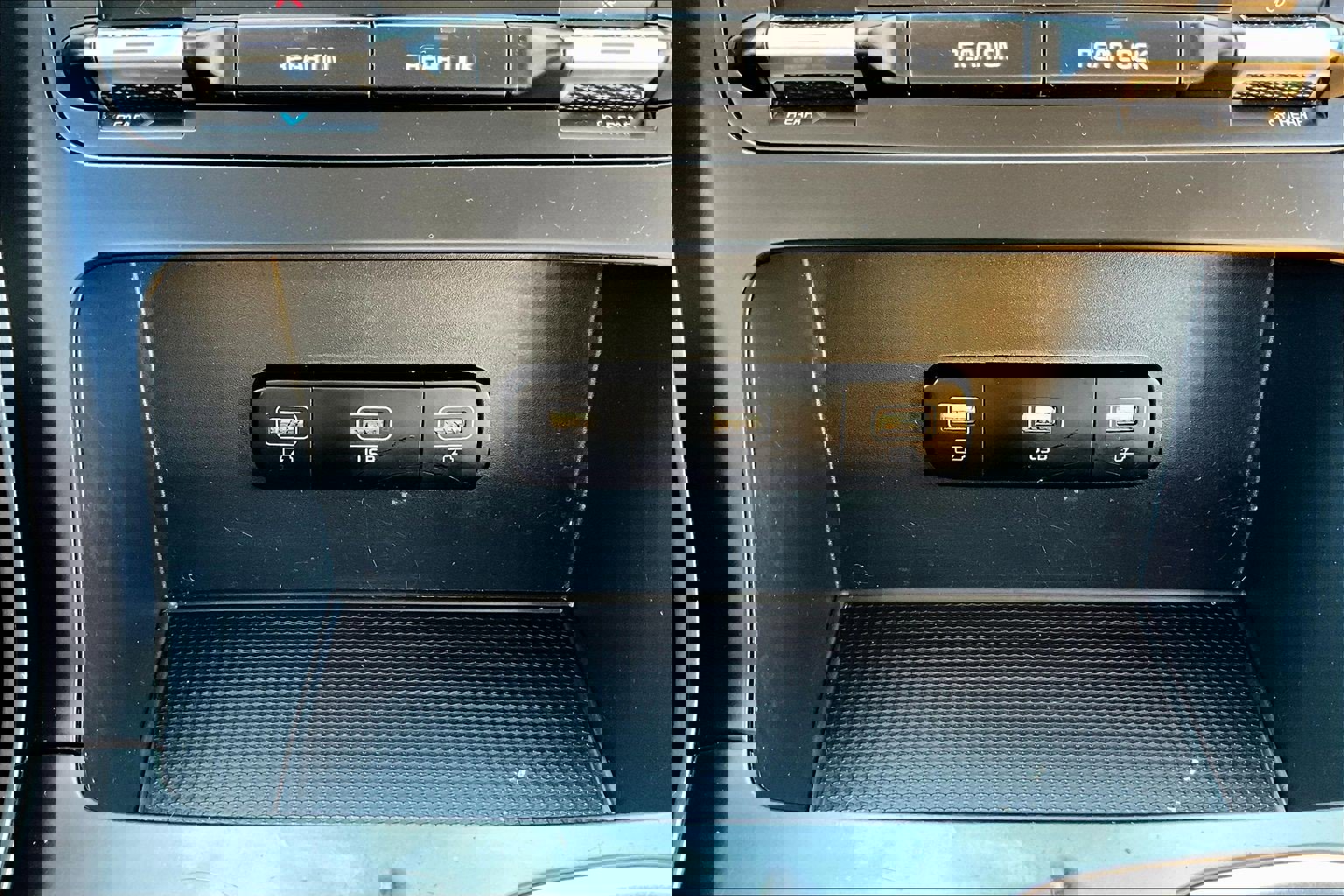 Used 2023 Kia Carnival LX image 25