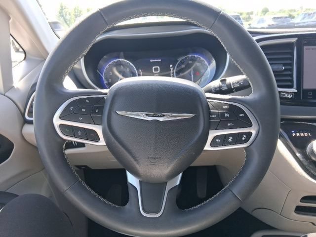 Used 2024 Chrysler Pacifica Touring-L FWD image 17