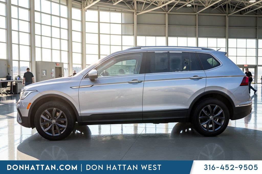 Used 2023 Volkswagen Tiguan SE FWD image 2