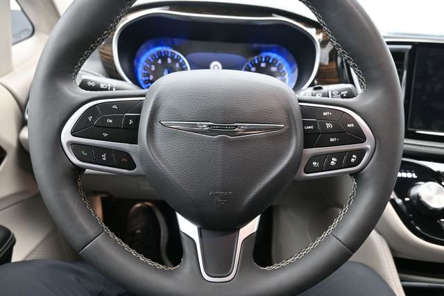 Used 2024 Chrysler Pacifica Limited FWD image 37
