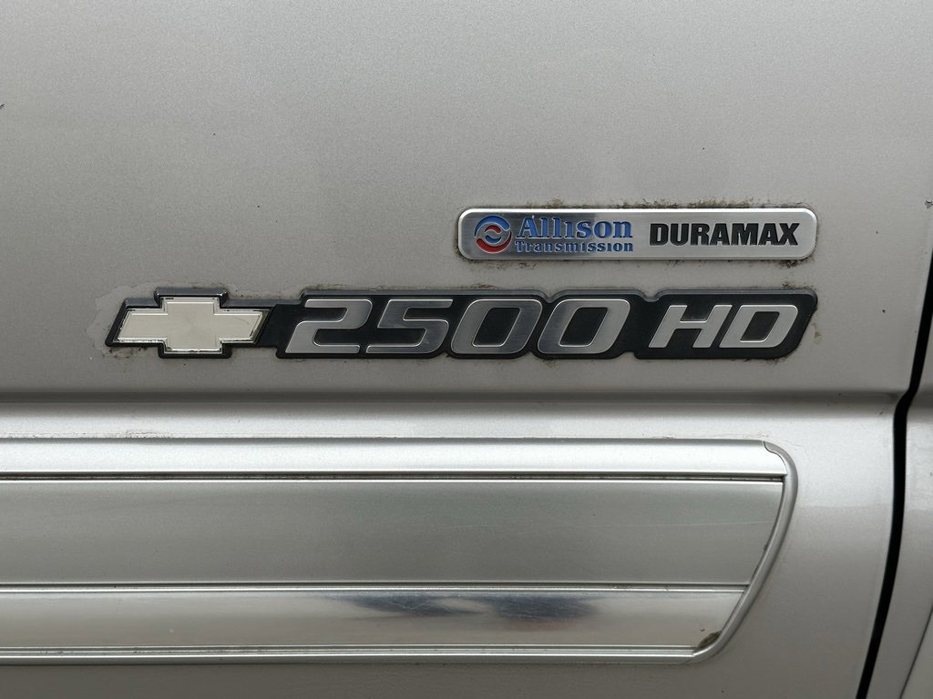 Used 2006 Chevrolet Silverado 2500 LT w/ Heavy-Duty Power Package image 6