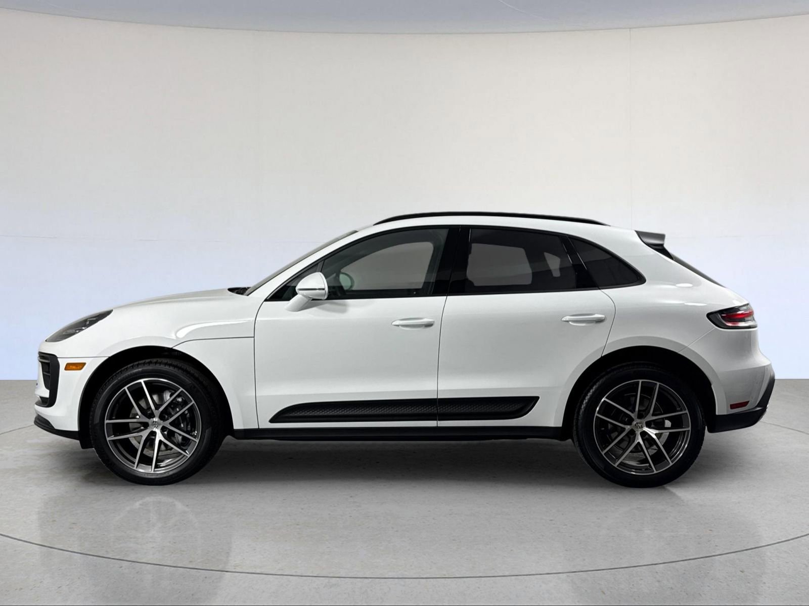 Certified 2025 Porsche Macan image 2