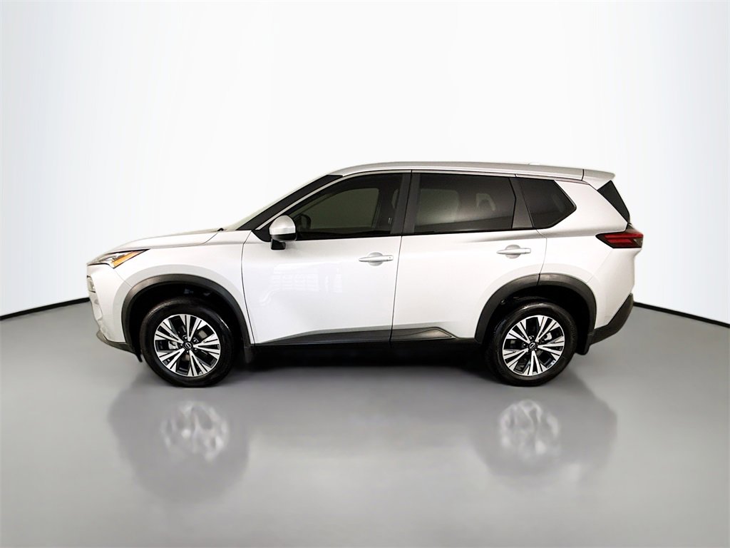 Used 2023 Nissan Rogue SV image 2