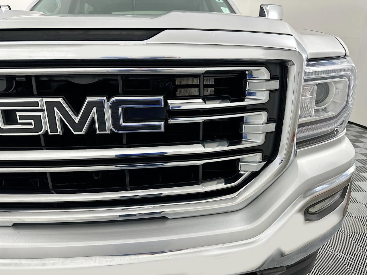 Used 2018 GMC Sierra 1500 SLT w/ SLT Premium Package AWD/4WD image 4