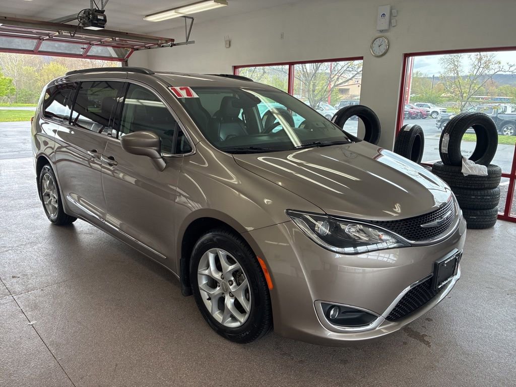 Used 2017 Chrysler Pacifica Touring-L w/ Tire & Wheel Group FWD image 1