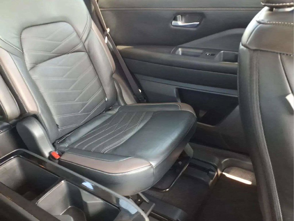 Used 2023 Nissan Pathfinder Platinum FWD image 18