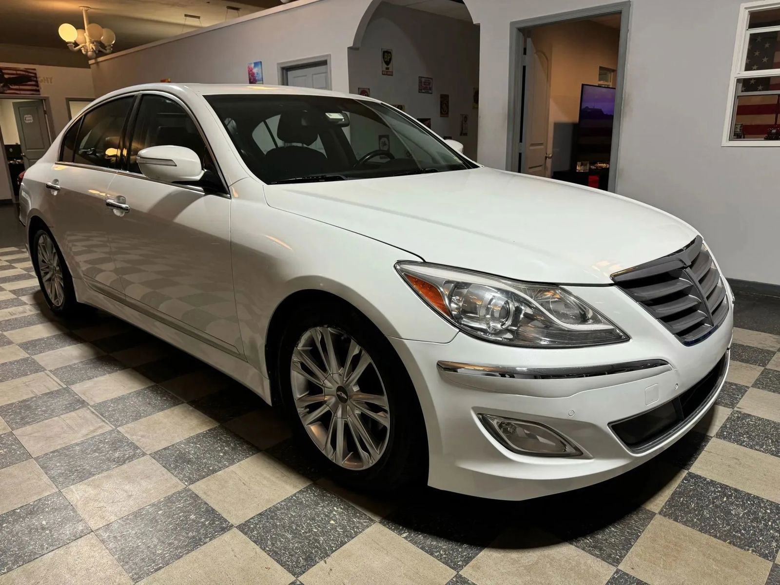Used 2013 Hyundai Genesis 3.8 w/ Technology Pkg RWD image 3