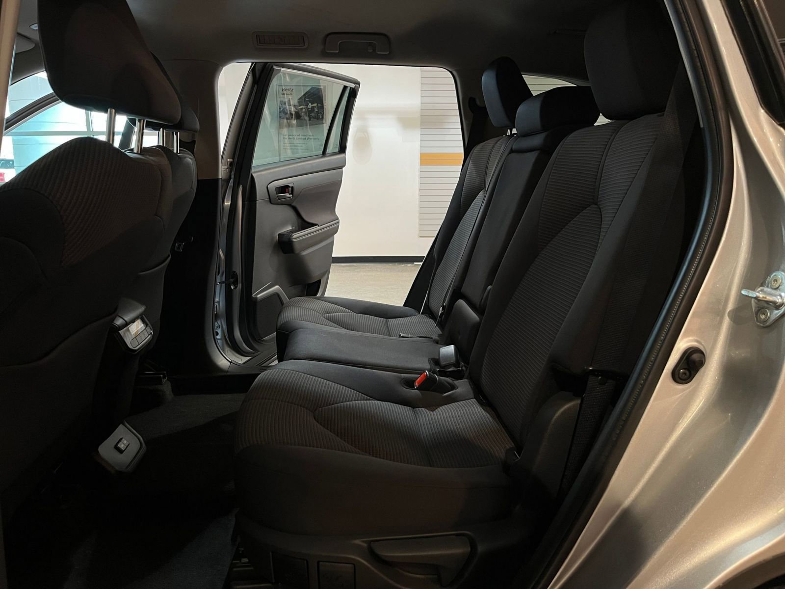 Used 2025 Toyota Highlander LE FWD image 27