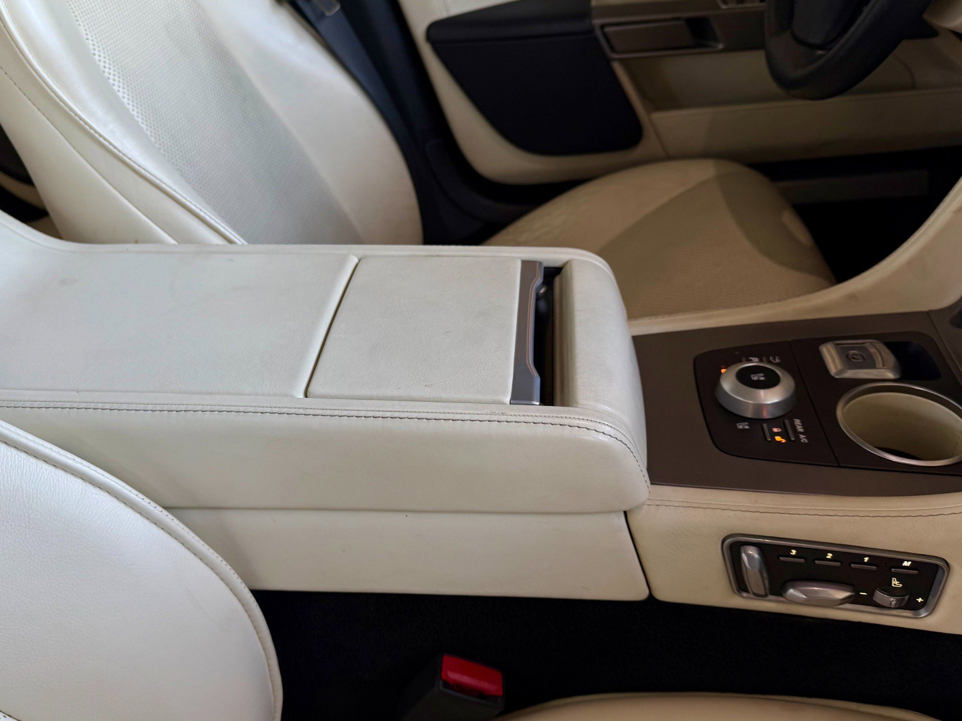 Used 2011 Aston Martin Rapide Luxe image 35