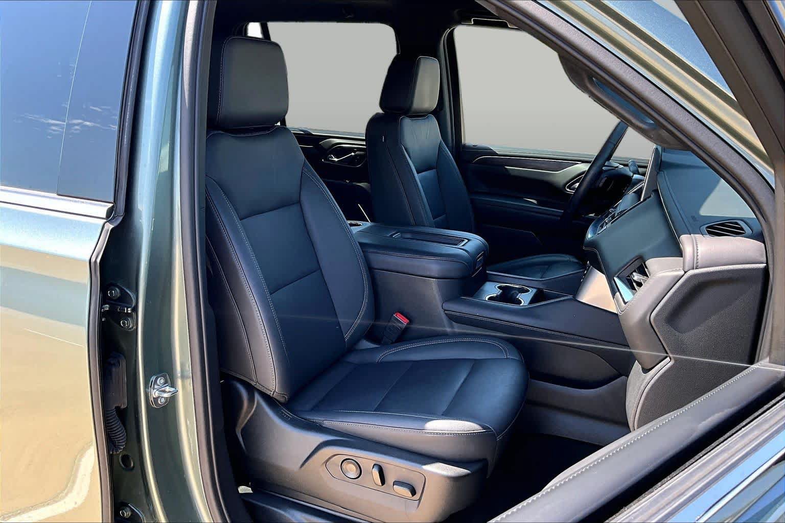 Used 2024 Chevrolet Tahoe LT w/ Luxury Package RWD image 9