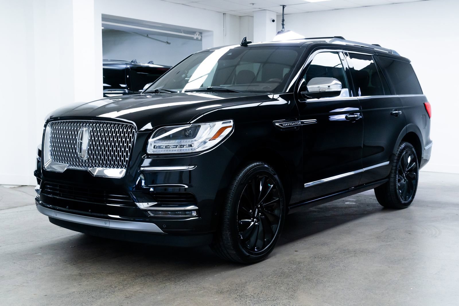 Used 2021 Lincoln Navigator Black Label w/ Cargo Convenience Package image 3