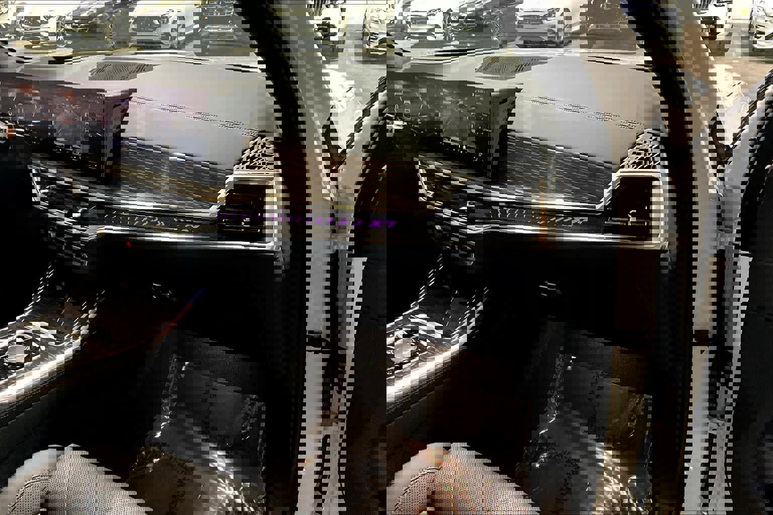 Used 2024 BMW X7 xDrive40i AWD/4WD image 17