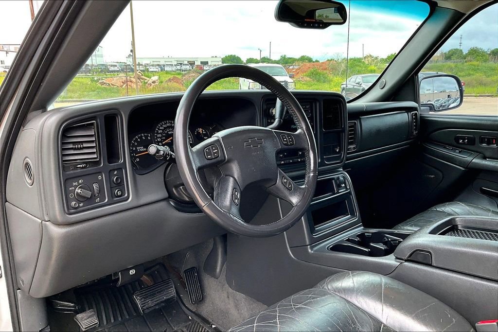 Used 2004 Chevrolet Avalanche Z66 w/ Sun And Sound Package RWD image 16