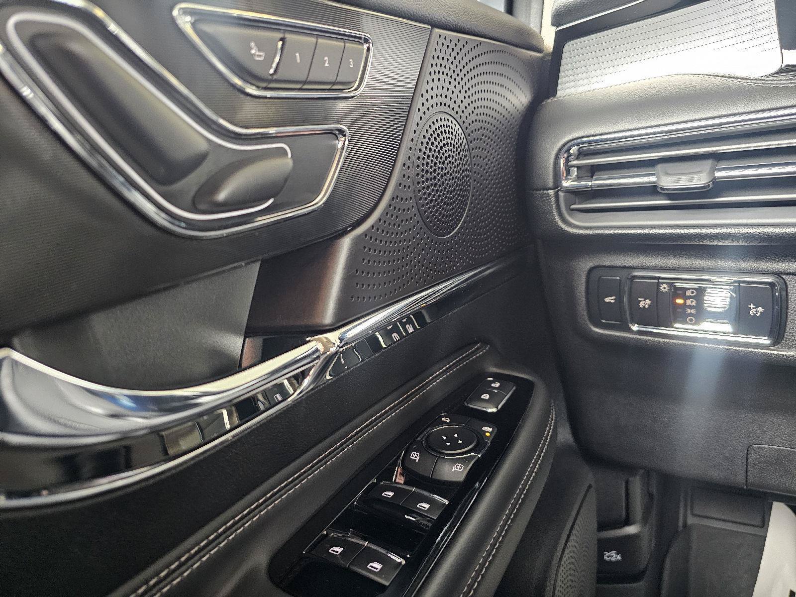 Used 2025 Lincoln Corsair AWD w/ Equipment Group 101A image 24
