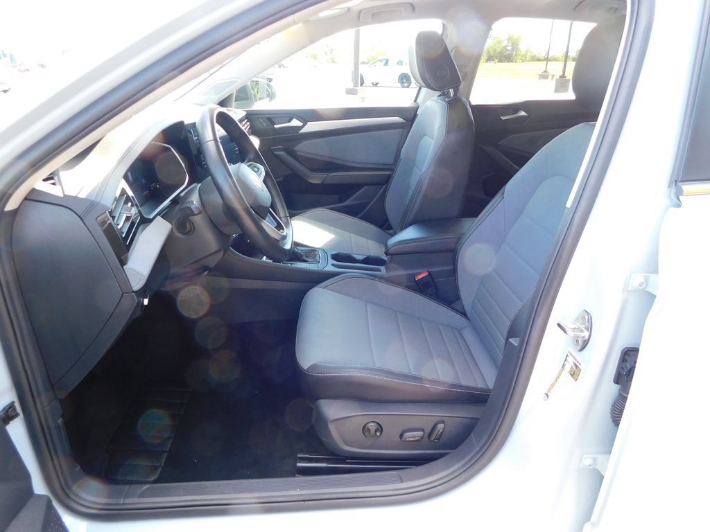 Used 2025 Volkswagen Jetta SE FWD image 13