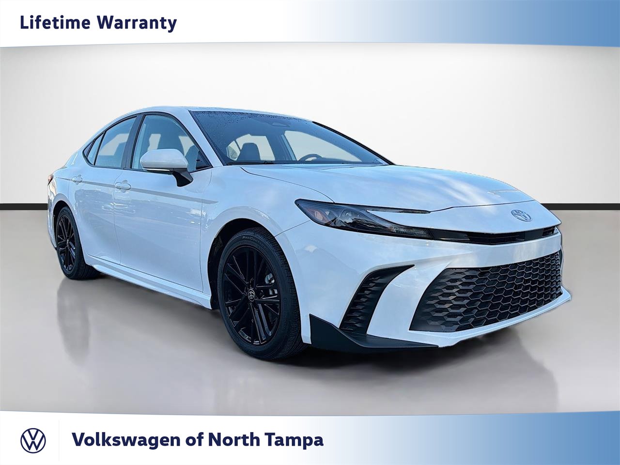 Used 2025 Toyota Camry SE image 1