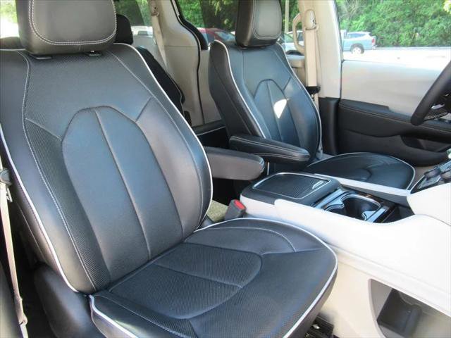 Certified 2024 Chrysler Pacifica Limited AWD/4WD image 9
