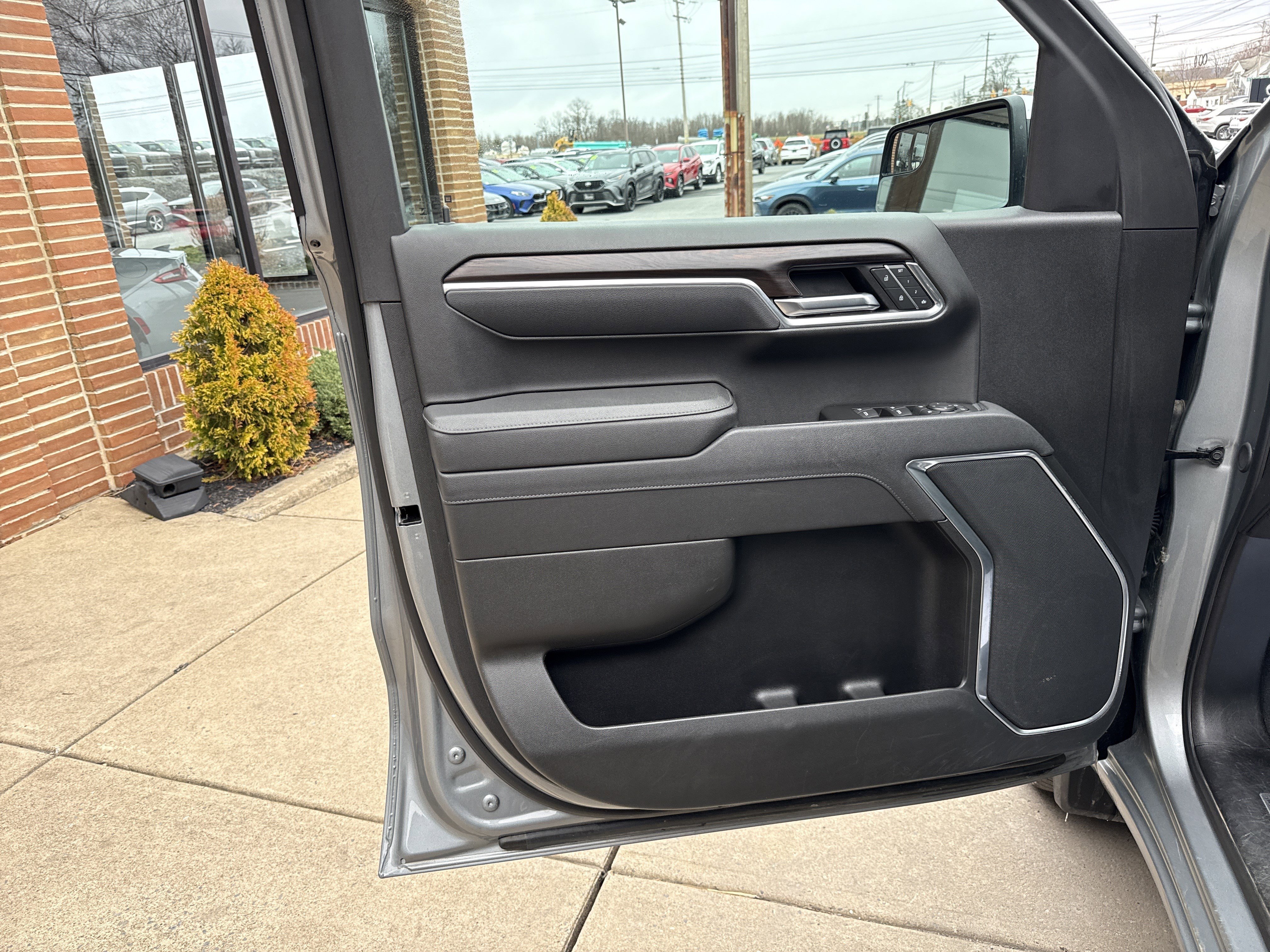 Used 2025 GMC Sierra 1500 SLT image 15