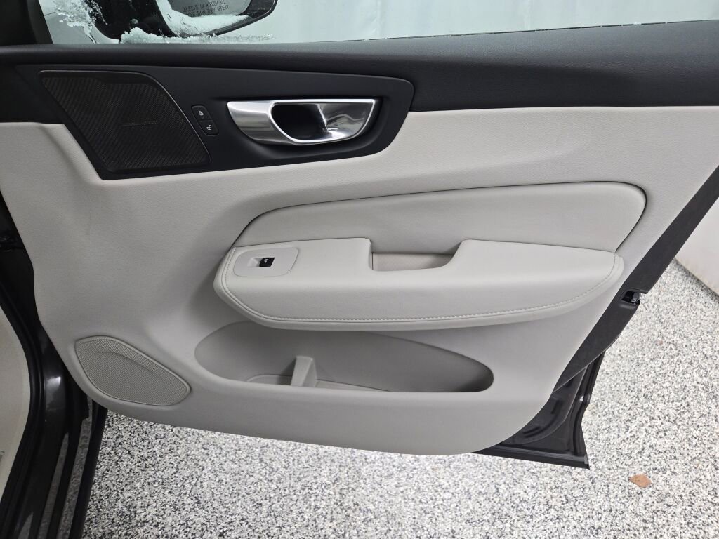 Used 2023 Volvo XC60 B5 Plus image 6