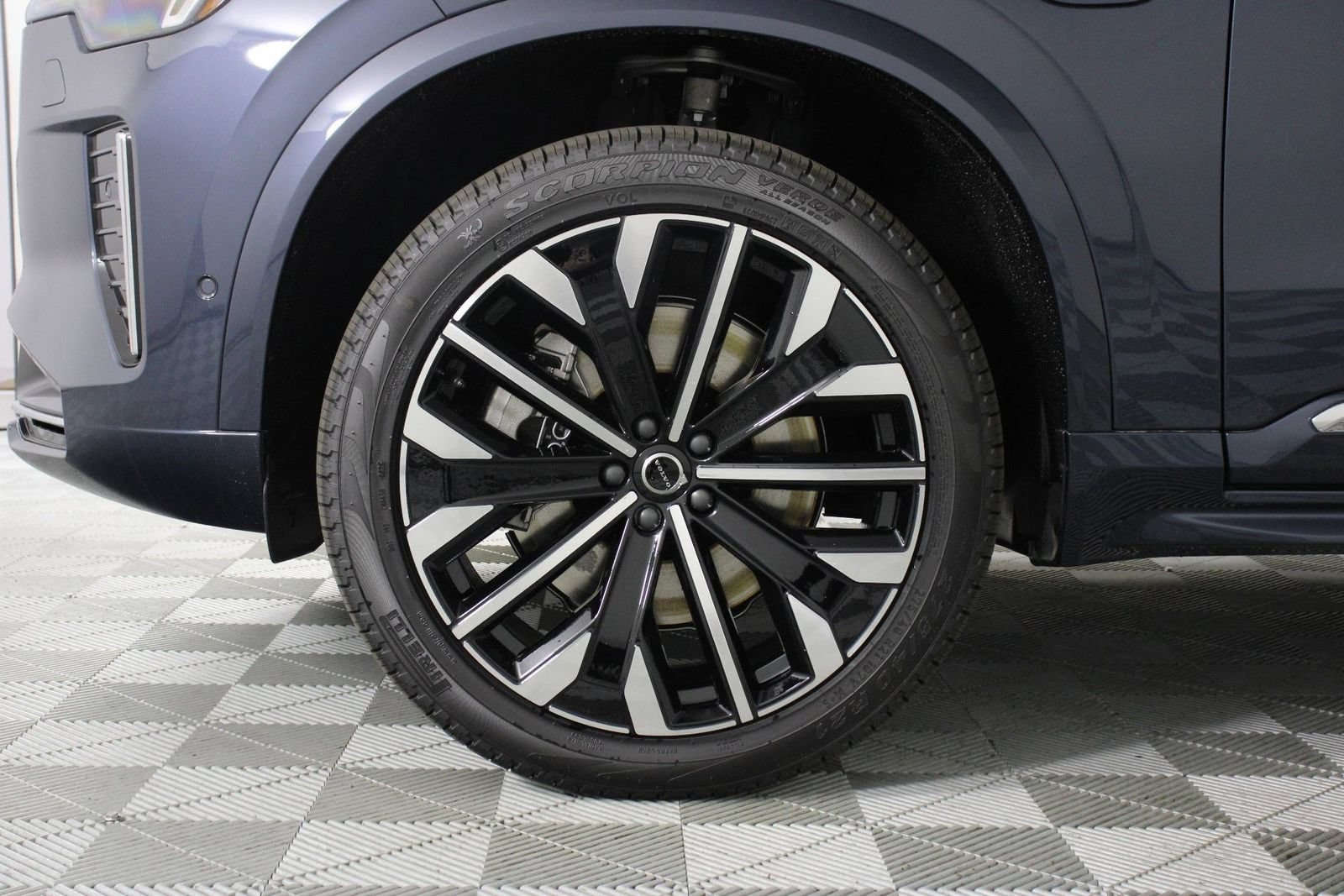 New 2026 Volvo XC90 T8 Plus w/ Protection Package Premier AWD/4WD image 13