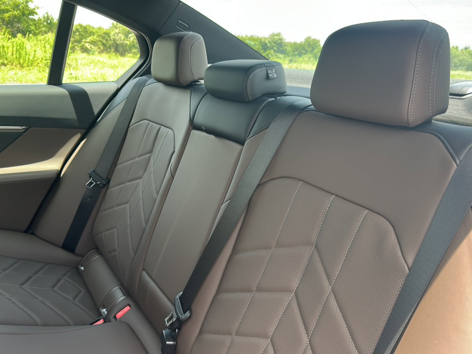 New 2026 BMW i5 eDrive40 image 16