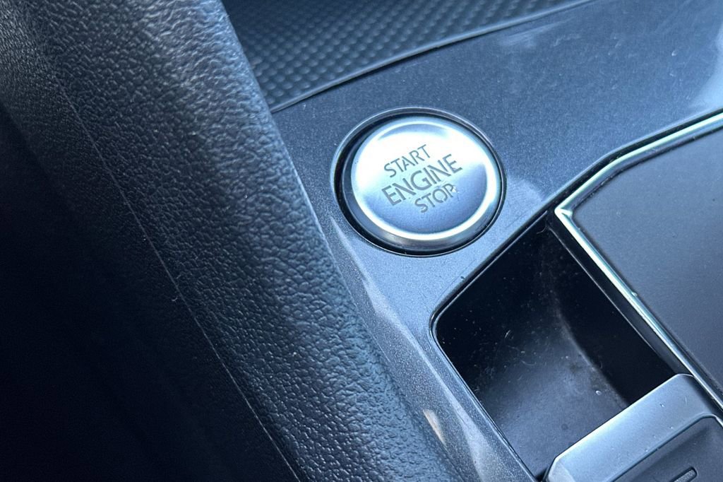 Used 2018 Volkswagen Tiguan SE w/ Panoramic Sunroof Package image 23