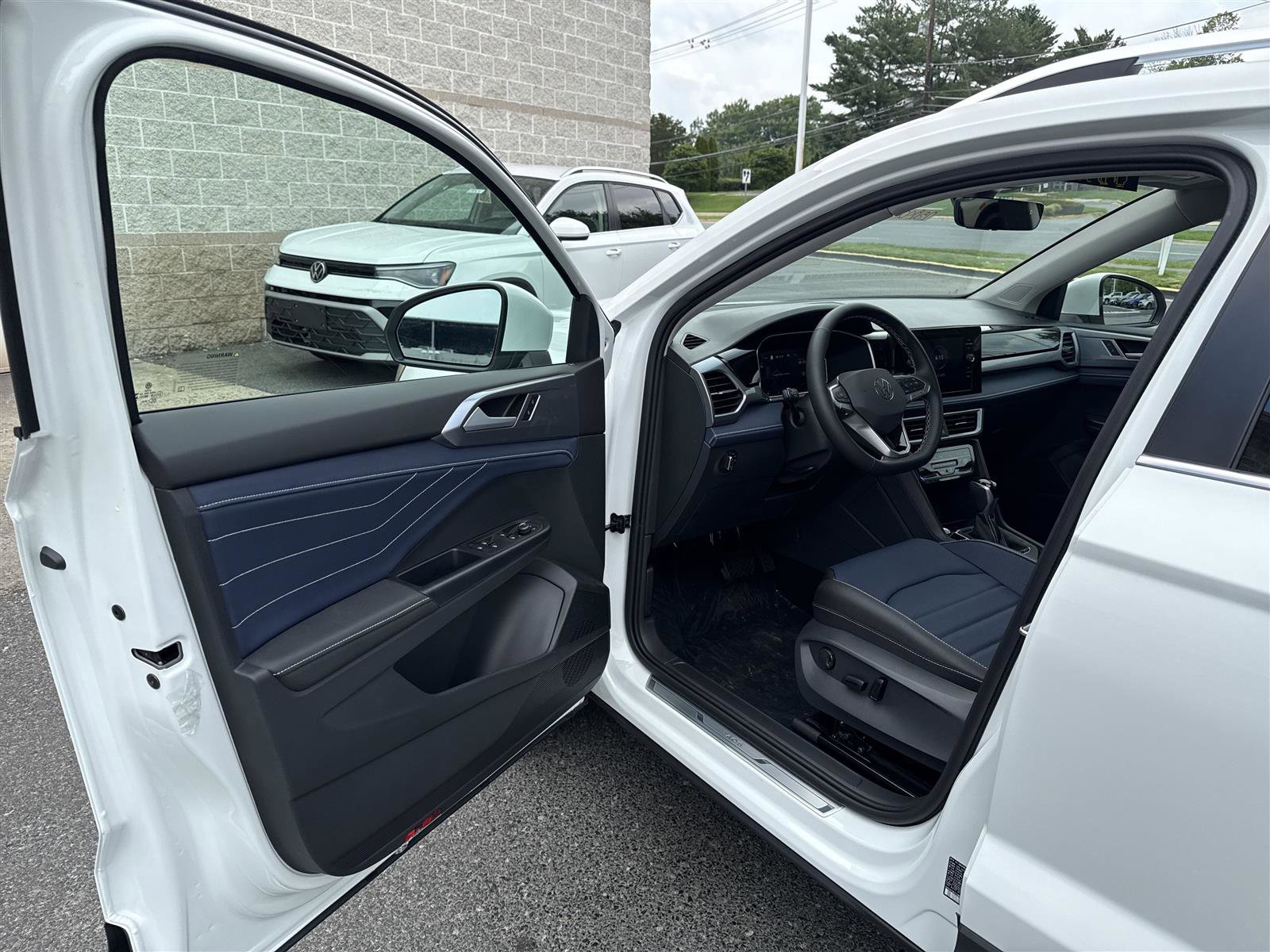 New 2025 Volkswagen Taos SEL image 11