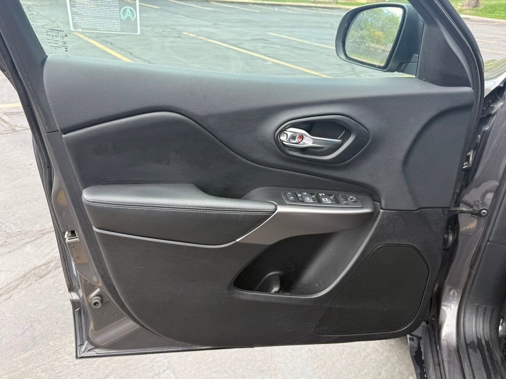 Used 2019 Jeep Cherokee Latitude Plus w/ Comfort/Convenience Group image 9