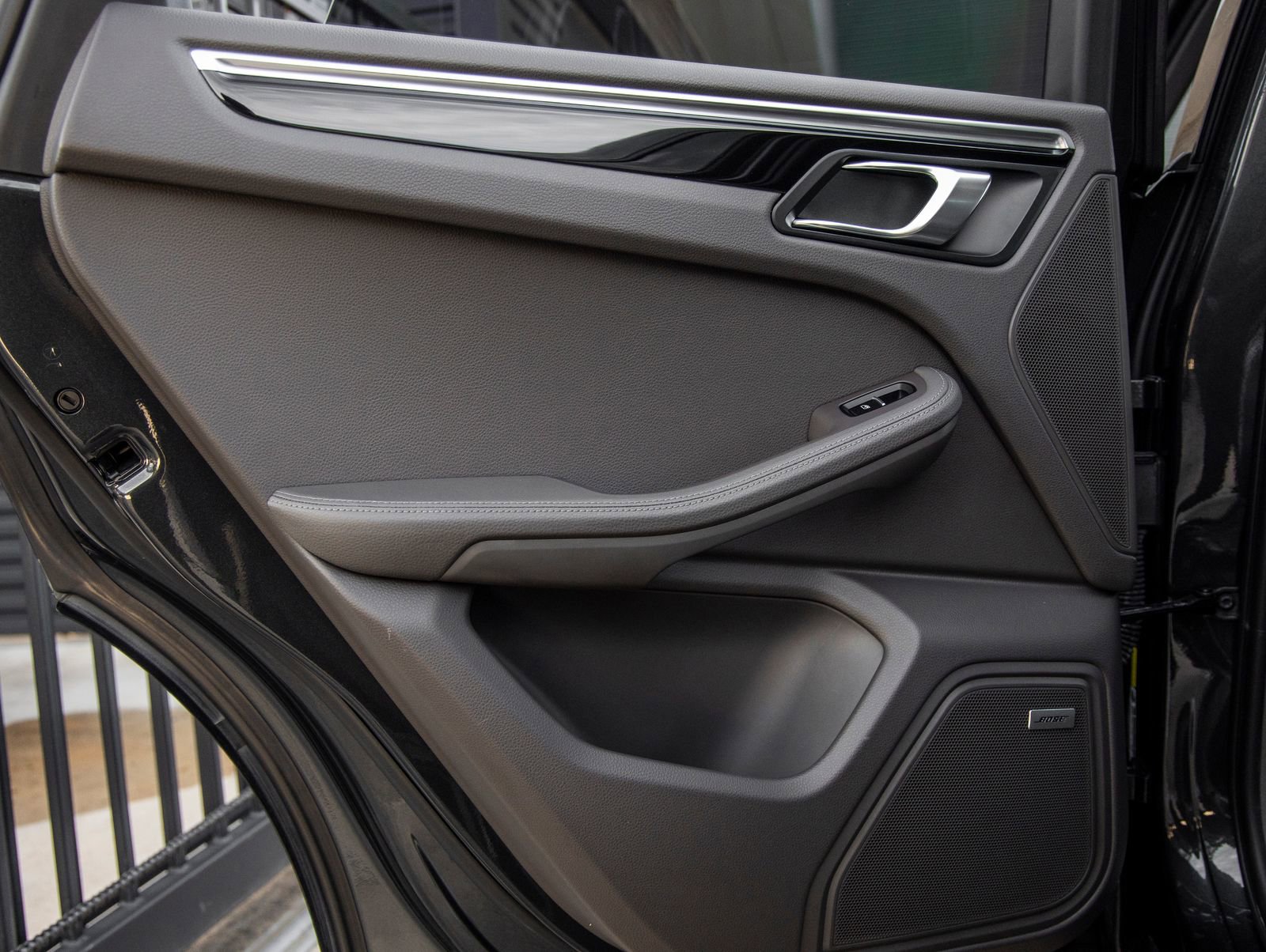 Certified 2022 Porsche Macan AWD/4WD image 33