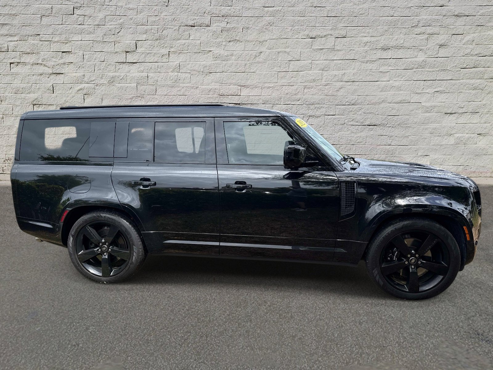 Used 2025 Land Rover Defender 130 V8 AWD/4WD image 4