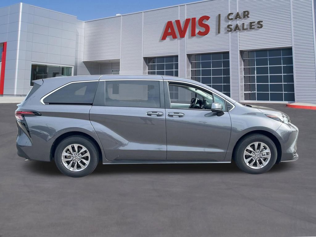 Used 2025 Toyota Sienna LE FWD image 5