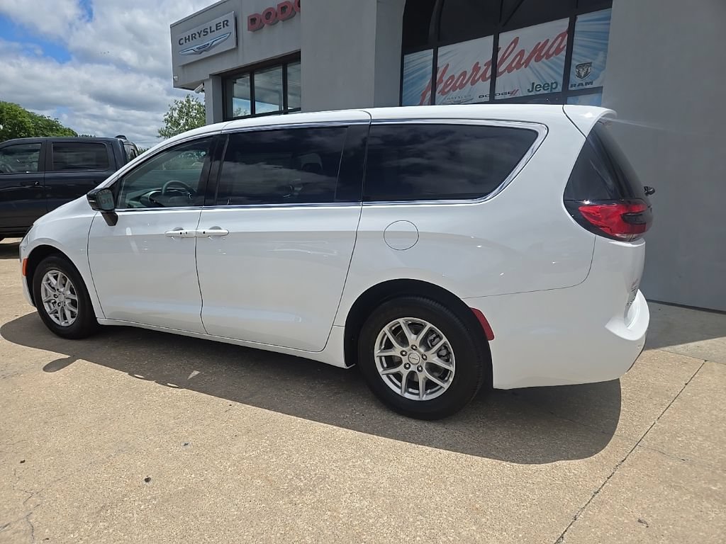 New 2027 Chrysler Pacifica Select w/ Family Tech Group FWD image 7