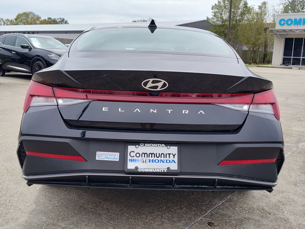 Used 2025 Hyundai Elantra SE image 7