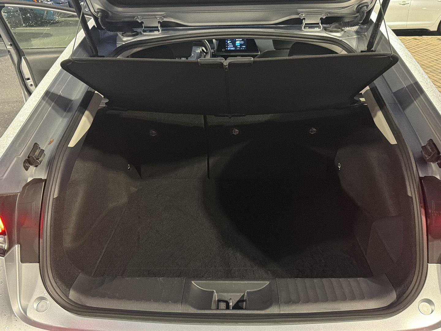 Certified 2025 Toyota Prius LE FWD image 31