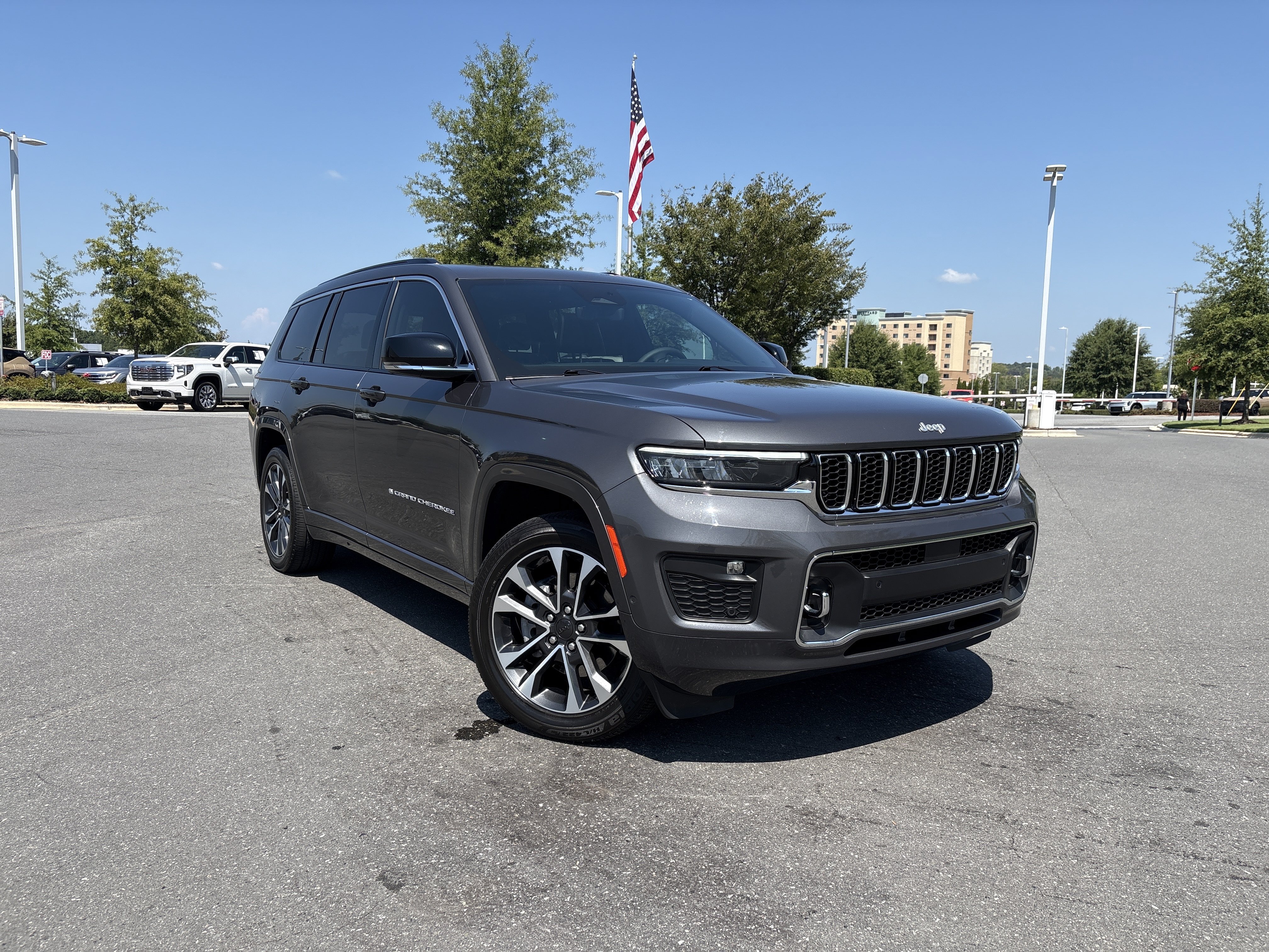 Used 2024 Jeep Grand Cherokee L Overland w/ Luxury Tech Group IV AWD/4WD image 2