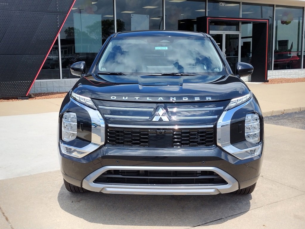 New 2025 Mitsubishi Outlander SE image 13