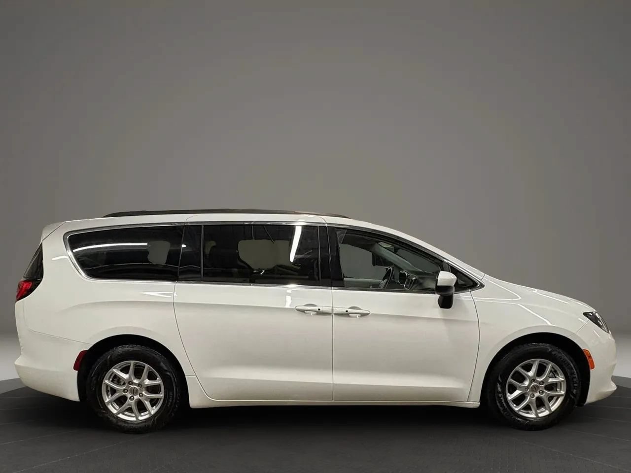 Used 2021 Chrysler Voyager Lxi FWD image 6