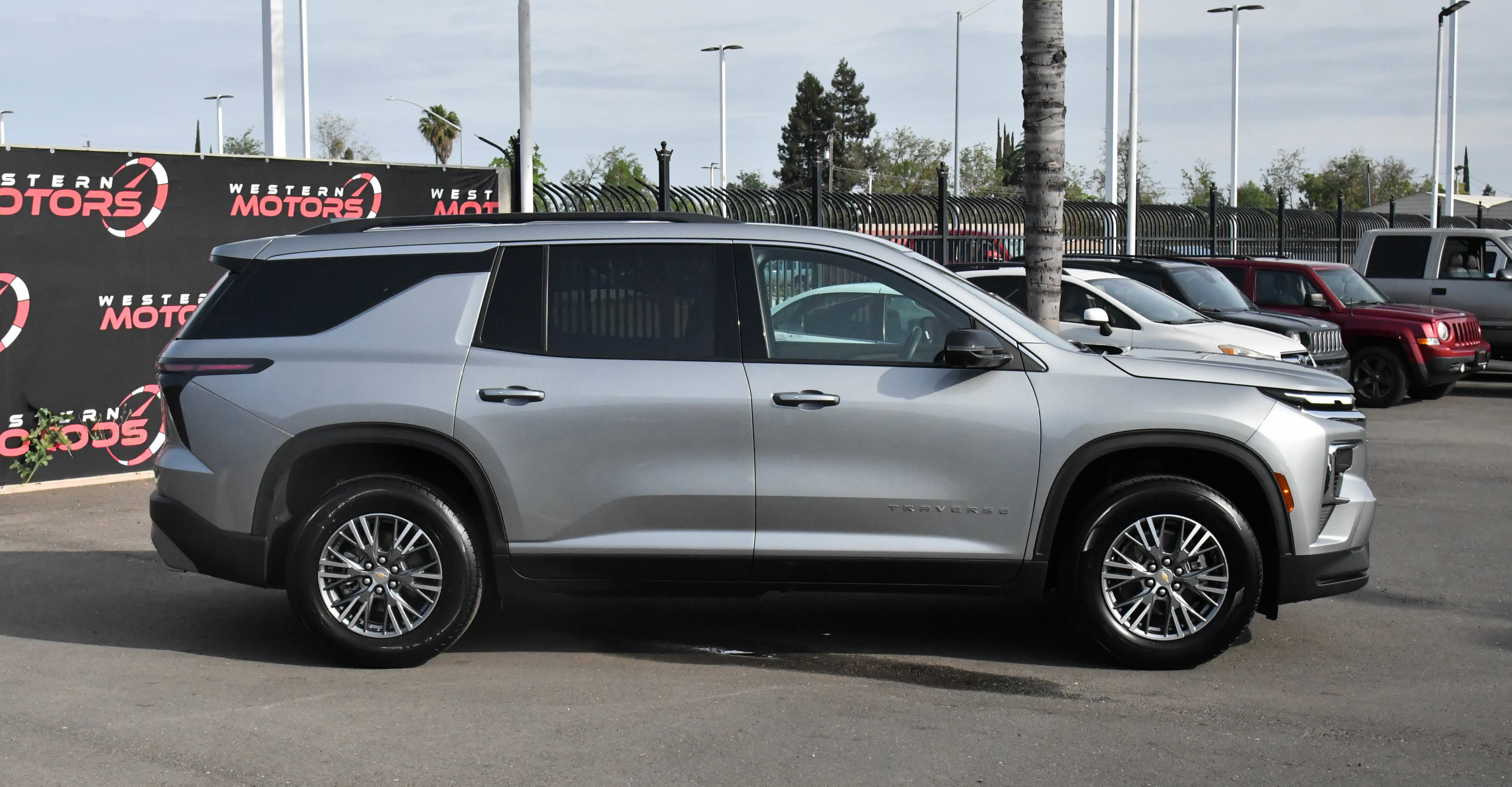 Used 2024 Chevrolet Traverse LT FWD image 9