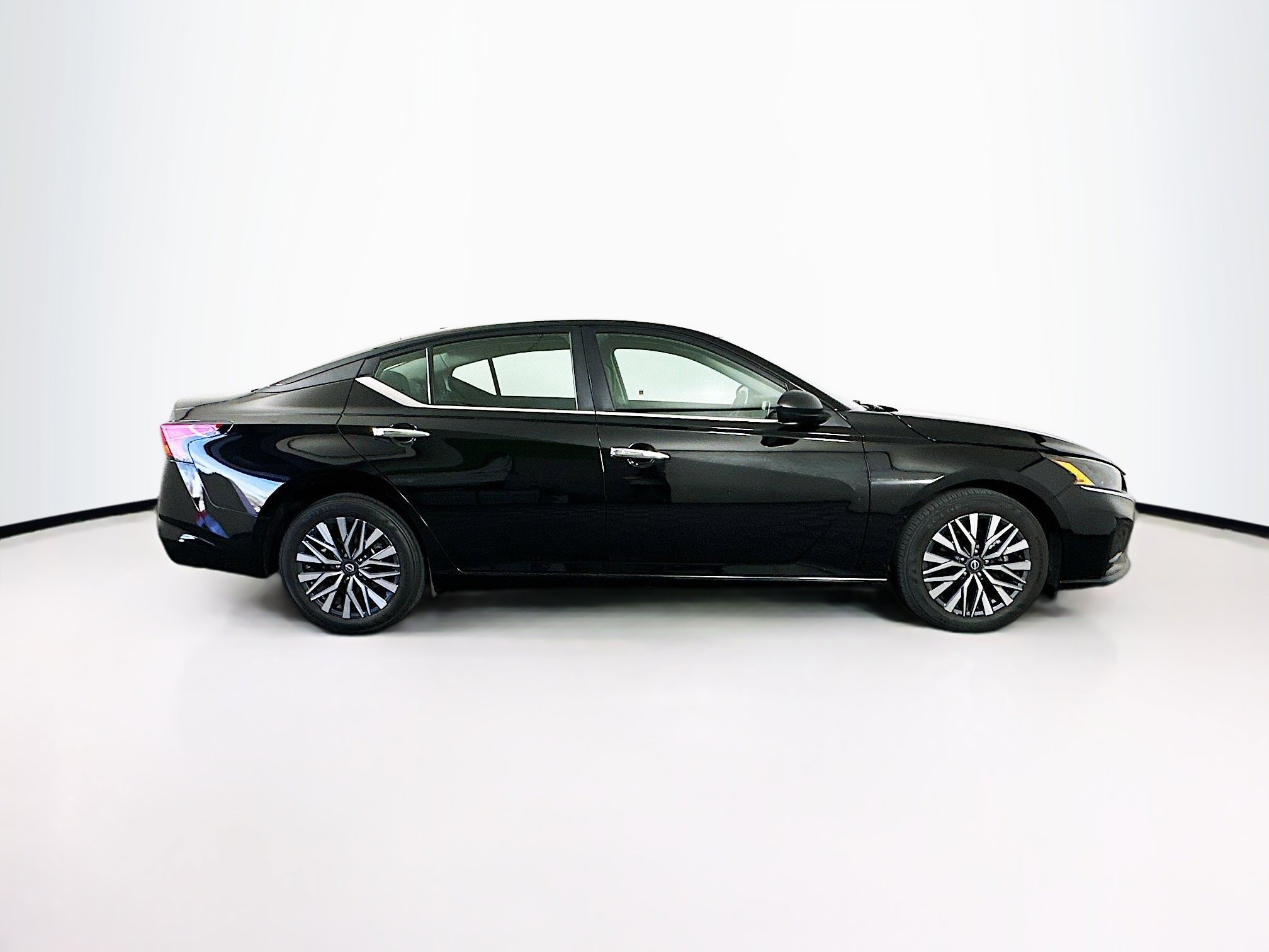 Used 2025 Nissan Altima 2.5 SV FWD image 10