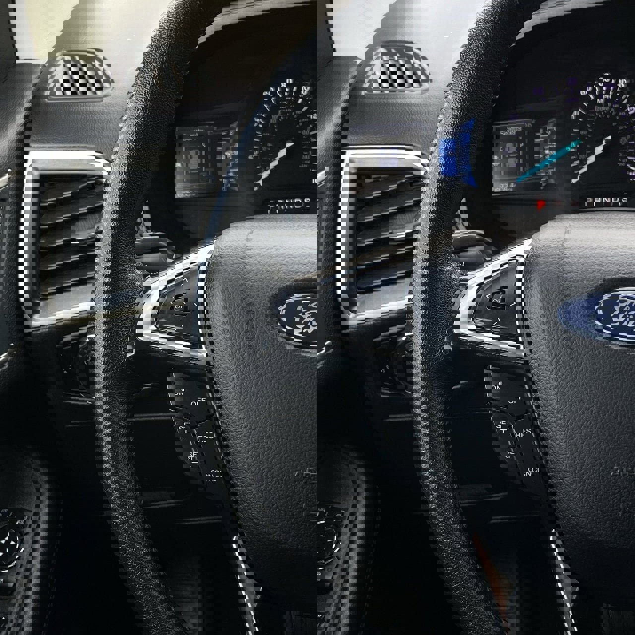 Used 2024 Ford Edge SEL image 13