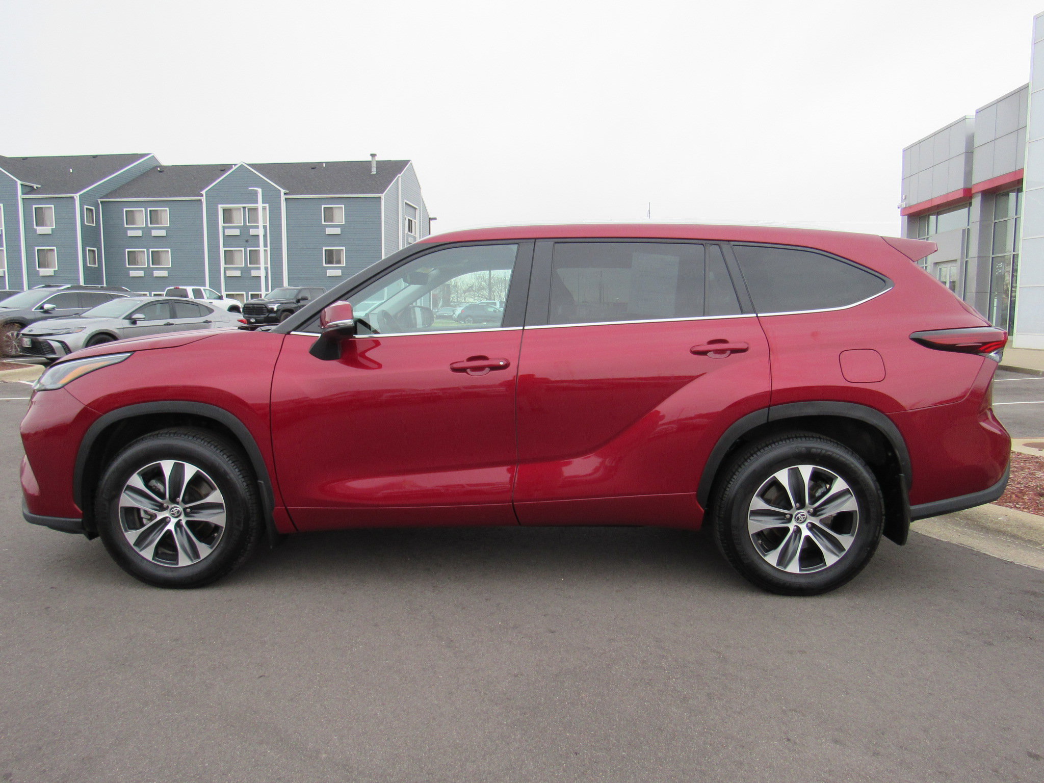 Used 2025 Toyota Highlander XLE image 9